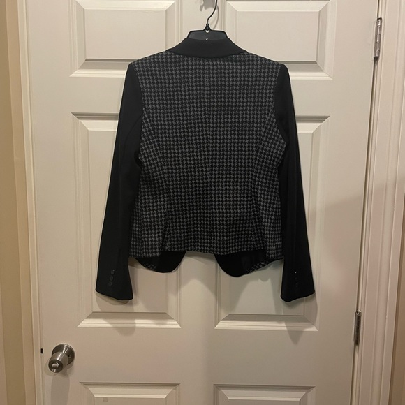 Soft knit jacket blazer by Laundry in 8. Houndstooth w/ black sleeves & accents. - Picture 2 of 5